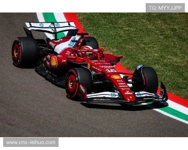 勒克莱尔比赛中紧追诺里斯，法拉利赛车施加压力