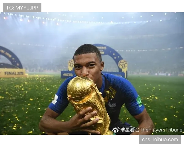 特写镜头:麦迪逊进球后冲向角旗区,与接受心脏手术后首次回归看台的父亲庆祝 特写镜头:麦迪逊进球后冲向角旗区,与接受心脏手术后首次回归看台的父亲庆祝